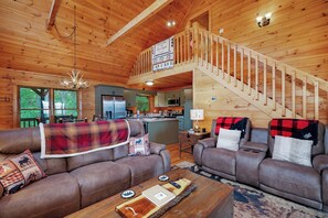 Un intérieur en bois avec un canapé, une table basse et un escalier.