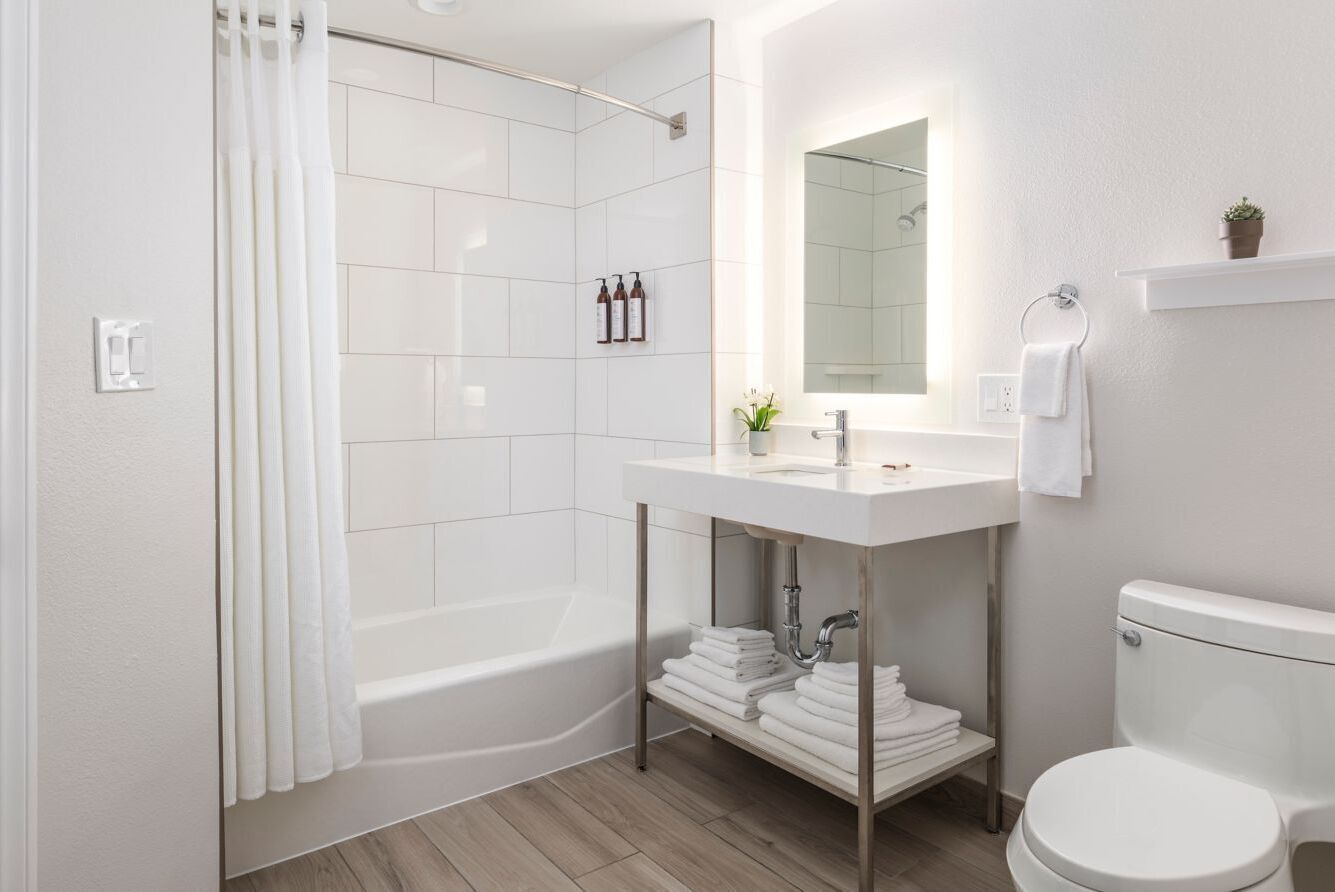 Haartrockner, Handtücher, Seife, Toilettenpapier