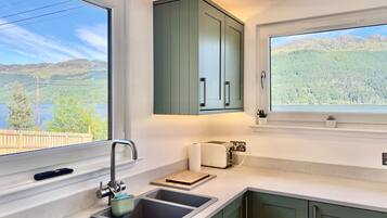 Coffee/tea maker, fridge, oven, stovetop