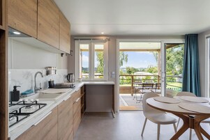 Refrigerador con freezer, placa de cocina, utensilios de cocina