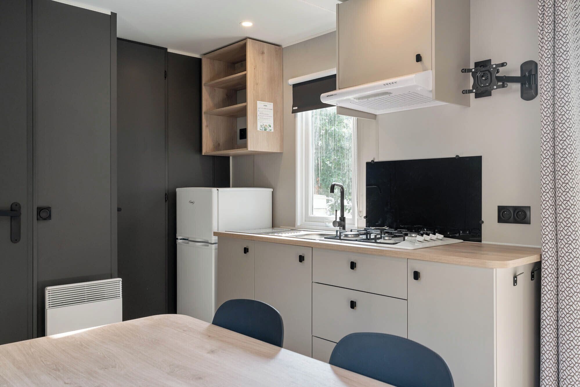 Comfort Chalet, 2 Bedrooms | Dapur peribadi | Peti sejuk/penyejuk beku saiz penuh, dapur 
