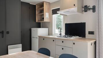 Comfort Chalet, 2 Bedrooms | Dapur peribadi | Peti sejuk/penyejuk beku saiz penuh, dapur