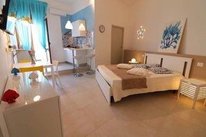 Une chambre à coucher avec un lit, des lampes de chevet, une table de chevet et une chaise.