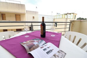 Outdoor dining - Beautiful  villa for 4 guests with A/C, WIFI, TV and balcony (Otranto)