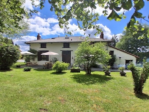 Exterior - Les Hirondelles, Hertenkamer B&B with Shared Pool, Private Terrace, and Wi-Fi (Moissannes)