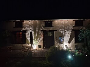 Terrace/patio - Les Hirondelles, Hertenkamer B&B with Shared Pool, Private Terrace, and Wi-Fi (Moissannes)