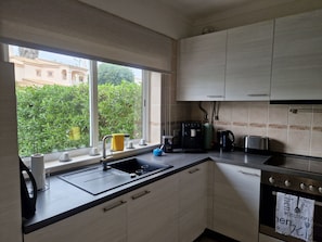 Fridge, oven, stovetop, dishwasher - Casa Oasis Parque 60 Cozy vacation home with 2 bedrooms for 4 people (Portimão)