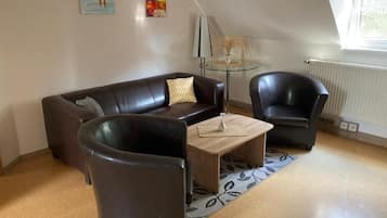 Familienapartment, 2 Schlafzimmer, Nichtraucher, Haustiere gestattet | Wohnbereich | 40-Zoll-Smart-TV mit Digitalempfang, Kinderspielzeug