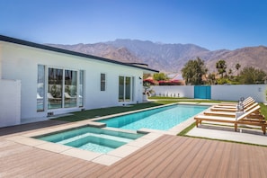 A modern house with a swimming pool, deck, and mountain views. - Marvelous 5-bedroom house with pool (Palm Springs)