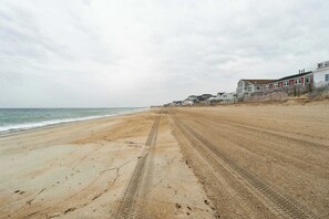 A sandy beach with a row of houses along the shore. - Beachfront Bliss | AC | On the Beach | Sunrises (Salisbury)
