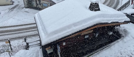 Un edificio cubierto de nieve con un letrero que dice 'BIBLIOTHEQUE' y una entrada visible.