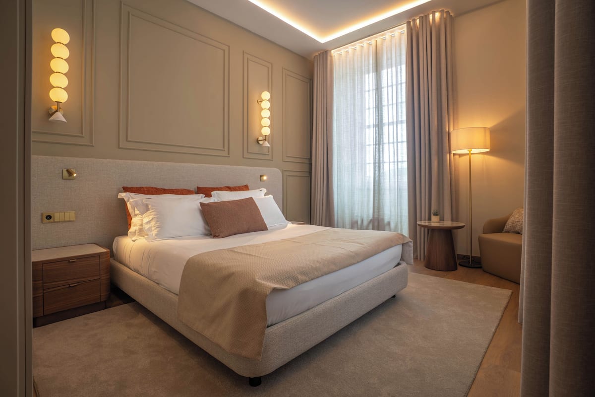 Suite Confort, vue sur la ville | Literie hypoallergénique, minibar, coffre-fort, système d’insonorisation