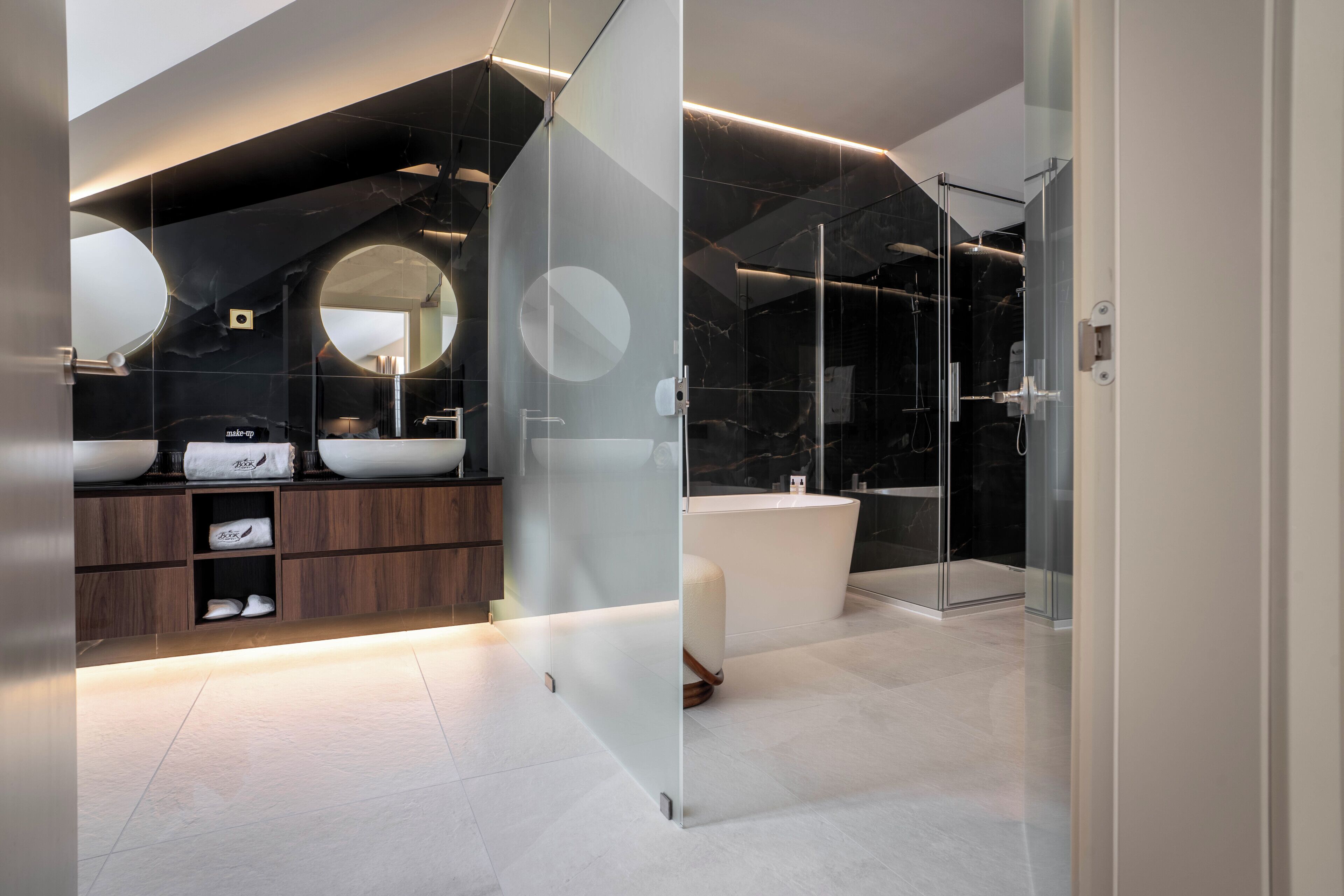Premium-Suite, Meerblick | Badezimmer | Kostenlose Toilettenartikel, Haartrockner, Bademäntel, Hausschuhe