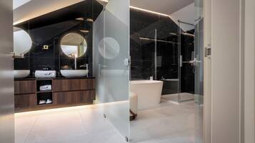 Premium-Suite, Meerblick | Badezimmer | Kostenlose Toilettenartikel, Haartrockner, Bademäntel, Hausschuhe