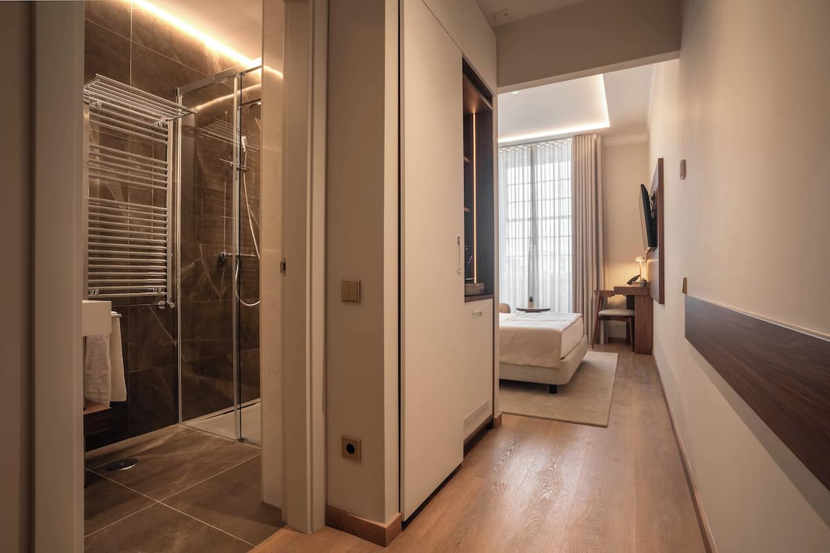 Chambre supérieure, vue sur la ville | Literie hypoallergénique, minibar, coffre-fort, système d’insonorisation