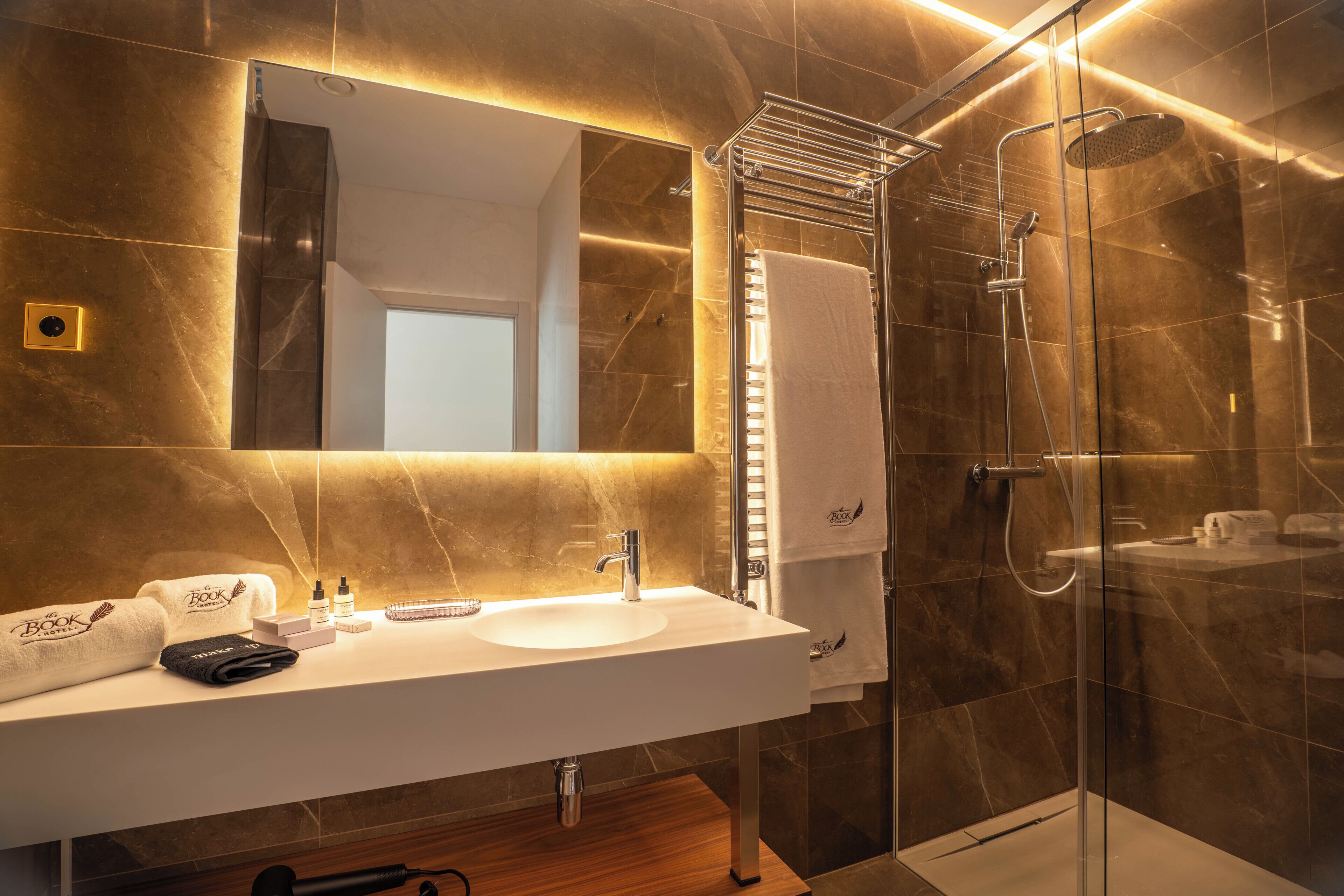 Suite Confort, vue ville | Salle de bain | Articles de toilette gratuits, sèche-cheveux, peignoirs, chaussons