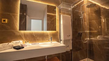 Suite Confort, vue ville | Salle de bain | Articles de toilette gratuits, sèche-cheveux, peignoirs, chaussons