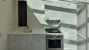 Coffee/tea maker, fridge, oven, stovetop - Nachtigall Apartment at Schlössle Seeburg – Stylish Comfort in the Swabian Jura (Bad Urach)
