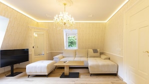 TV, fireplace - Nachtigall Apartment at Schlössle Seeburg – Stylish Comfort in the Swabian Jura (Bad Urach)