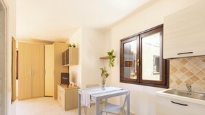 A modern kitchen with a built-in oven, a sink, and a window with a view. - Studio Aura by Propertize - centro Olbia (Olbia)