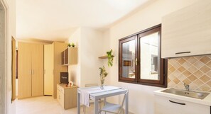 Eine moderne Küche mit Backofen, Spüle und einem Fenster mit Blick.