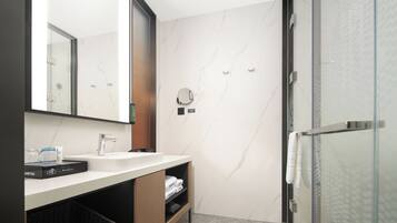 Superior Double Room, Park View | Bathroom | Free toiletries, hair dryer, towels, shampoo