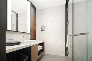 Superior-Doppelzimmer, Parkblick | Badezimmer | Kostenlose Toilettenartikel, Haartrockner, Handtücher, Shampoo