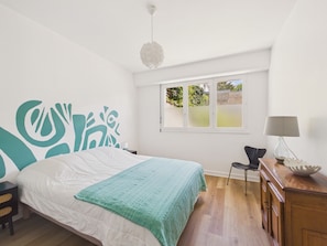 A bedroom with a bed, a window, a desk, and a chair. - 100 m from the sea – Apartment for 4 with terrace (Bénodet)