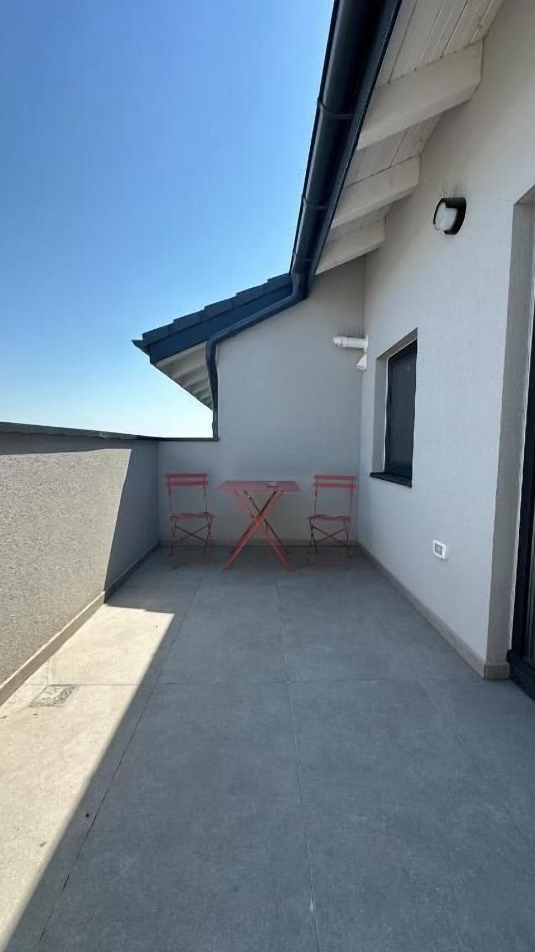 Departamento, balcón, vista a la ciudad | Restaurante al aire libre