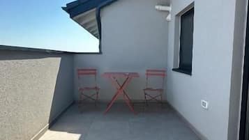 Departamento, balcón, vista a la ciudad | Restaurante al aire libre