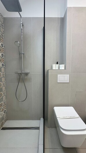 Bathroom - Eliza Apartments - free parking - by NEO (Timișoara)
