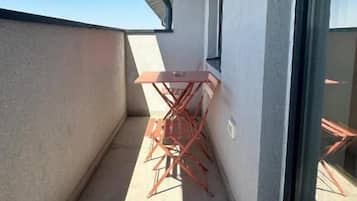 Apartment, Balcony, City View | Outdoor dining