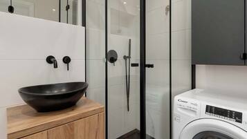 Dusche, Haartrockner, Handtücher, Shampoo