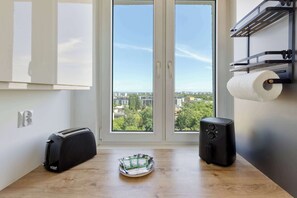 Eine Küche mit einem Toaster, einer Kaffeemaschine und einem Teller mit einer grünen Packung.