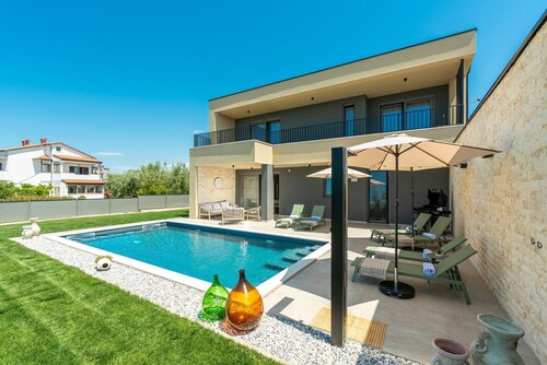 Villa Nona Sonja – Elegant Villa with 3 Bedrooms for 6 Guests, Private Pool and Close to the Sea
