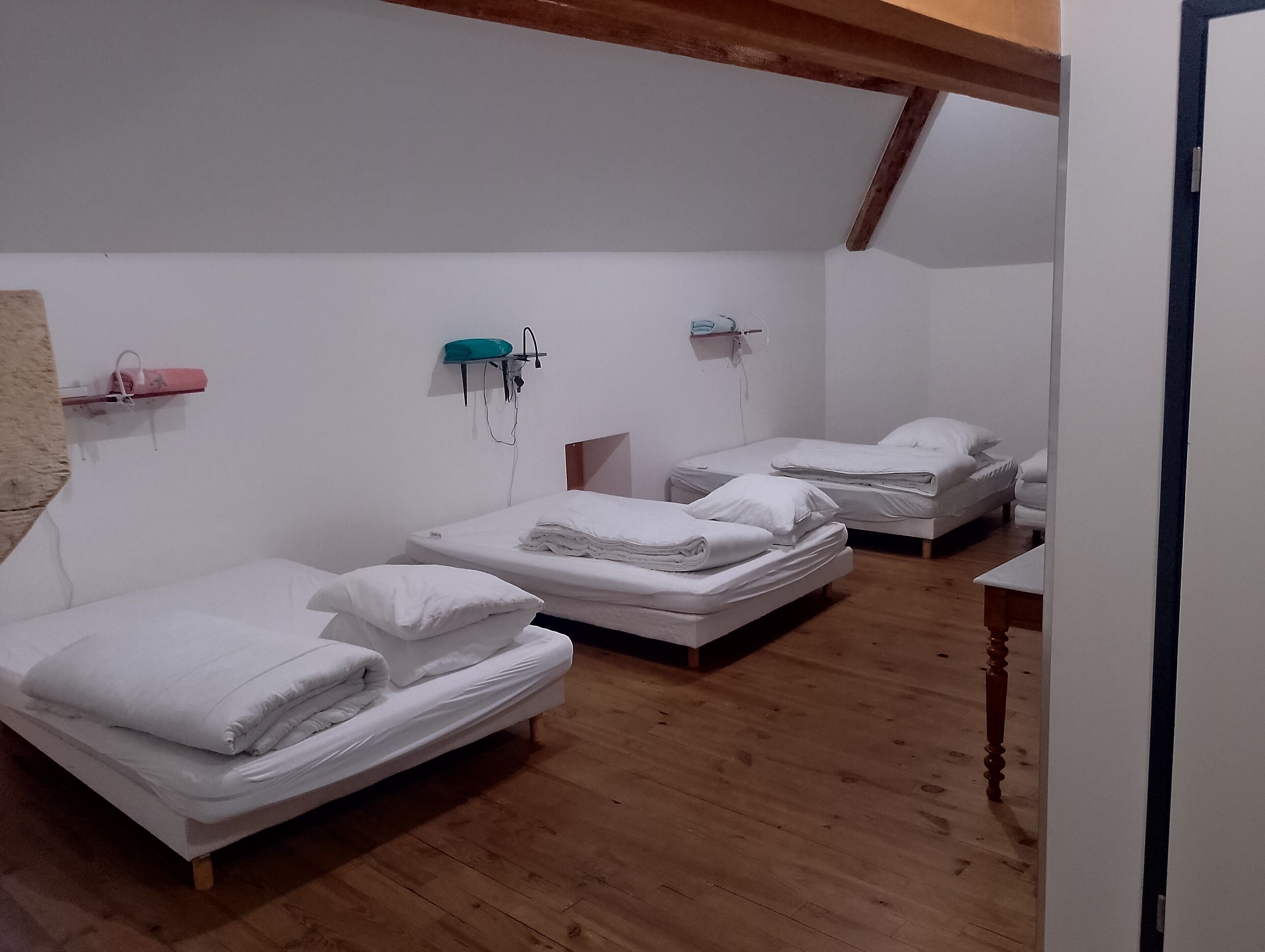 5 bedrooms, iron/ironing board, WiFi, bed sheets