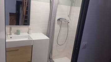 Shower, towels