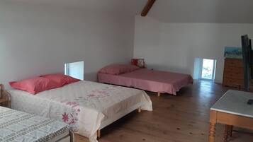 Tabla de planchar con plancha, wifi y ropa de cama