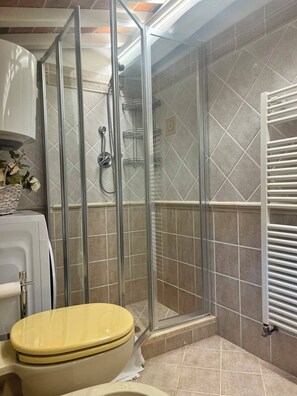 Hair dryer, bidet, towels, soap - View of Castelvecchio exclusive Tuscan guest house in the countryside of Lucca (Castelvecchio di Cómpito)