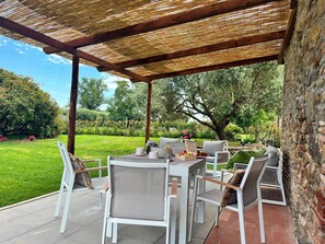 Outdoor dining - View of Castelvecchio exclusive Tuscan guest house in the countryside of Lucca (Castelvecchio di Cómpito)