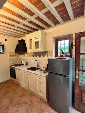 Private kitchen - View of Castelvecchio exclusive Tuscan guest house in the countryside of Lucca (Castelvecchio di Cómpito)