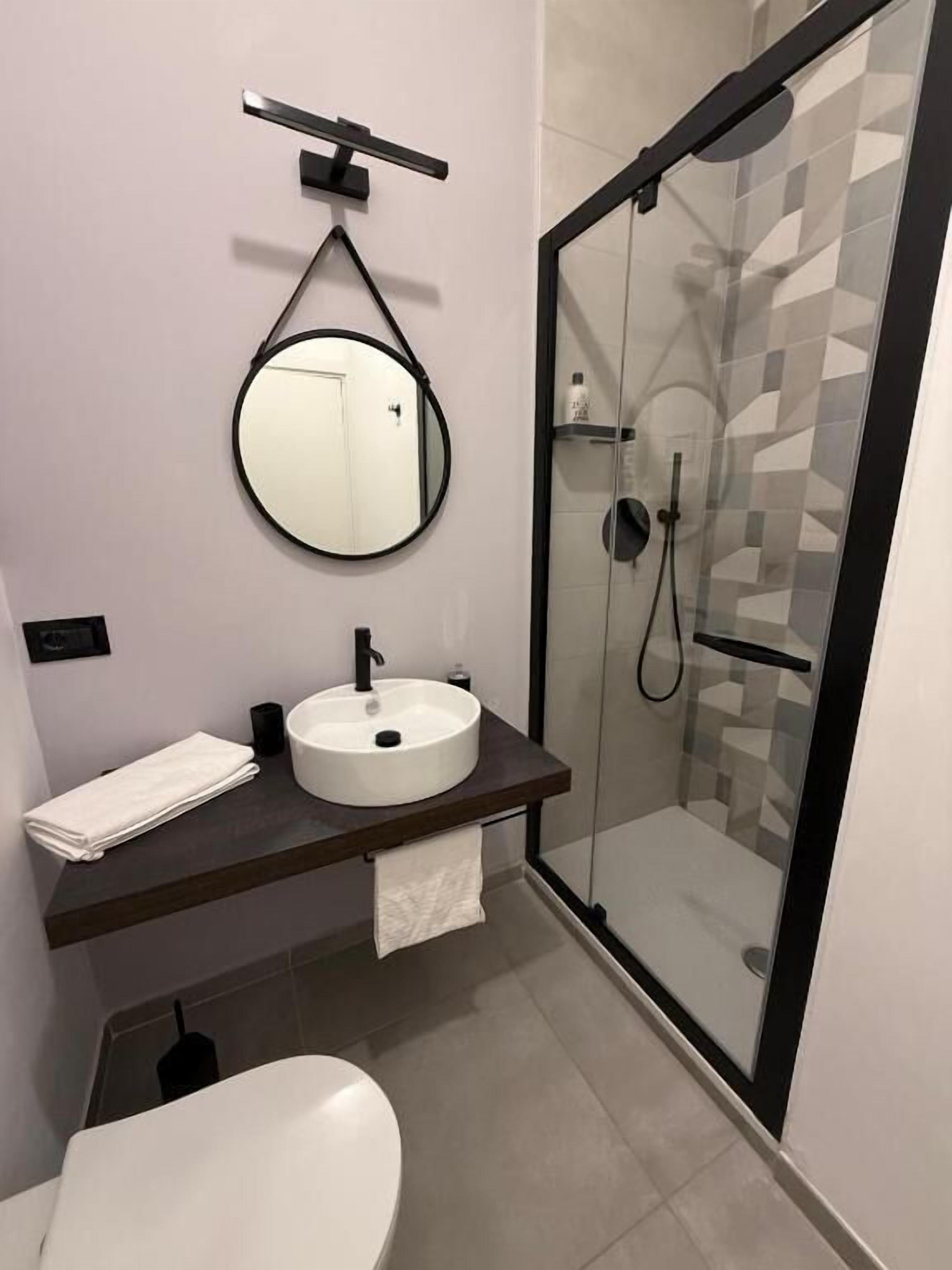 Neljän hengen deluxe-huone, parveke, kaupunkinäköala | Kylpyhuone | Pyyhkeet