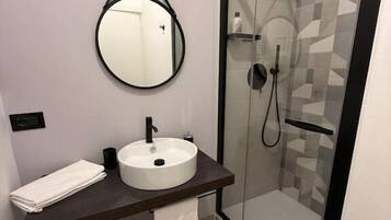 Neljän hengen deluxe-huone, parveke, kaupunkinäköala | Kylpyhuone | Pyyhkeet
