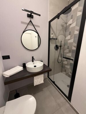 Habitación cuádruple Deluxe, balcón, vista a la ciudad | Baño