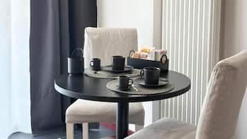 Luxe kamer, uitzicht op de stad | Dineren