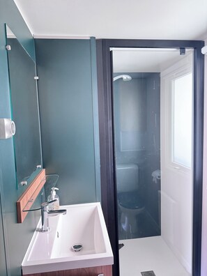 Dusche, Haartrockner, Toilettenpapier