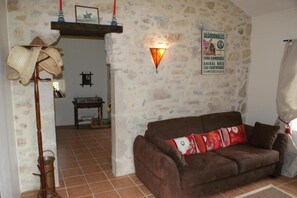 Living area - Chez Bacchus - Syrah Room with Private Terrace and Wi-Fi (Gras)