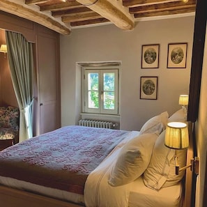 1 quarto, acesso à internet, roupa de cama