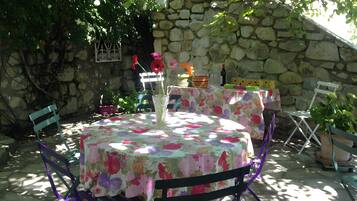 Outdoor dining