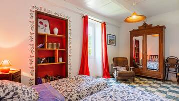 Iron/ironing board, bed sheets